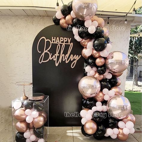 Rose Gold Balloon Garland, 40th Birthday Balloons, Gold Balloon Garland, Black Party Decorations, 30th Birthday Themes, Black And Gold Balloons, Balloons Decorations, Gold Party Decorations, Woman Birthday Party