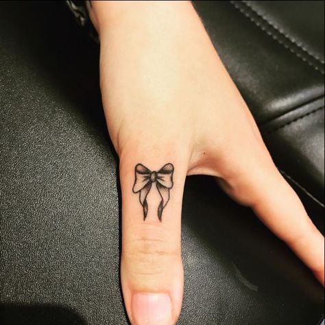 Bow Finger Tattoos For Women, Bow Tattoo On Finger, Bow Tatoos Small, Bow Tattoo Finger, Finger Bow Tattoo, Bow Tattoo On Back, Bow Finger Tattoo, Tiny Bow Tattoo, Croquette Tattoo