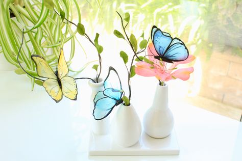 Butterfly cake toppers using rice paper. Rice Paper Butterflies Tutorial, Rice Paper Butterflies, Butterfly Rice Paper, Rice Paper Butterfly Cake, Paper Butterfly Tutorial, Rice Paper Art, Rice Paper Butterfly, Cupcakes Spring, Using Rice Paper