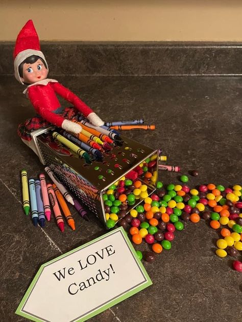 Elf On The Shelf Crayons, Elf On The Shelf Skittles, Elf Shelf, Awesome Elf On The Shelf Ideas, Elf Fun, Wax Crayons, Christmas School, Elf Ideas, Preschool Ideas