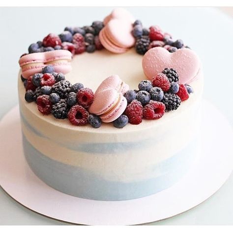 Macaron Torte, Wedding Cake Fruit, Bolo Crossfit, Wedding Cake Beautiful, Tort Harry Potter, Fruit Wedding Cake, Cake Beautiful, Fresh Fruit Cake, Macaron Cake