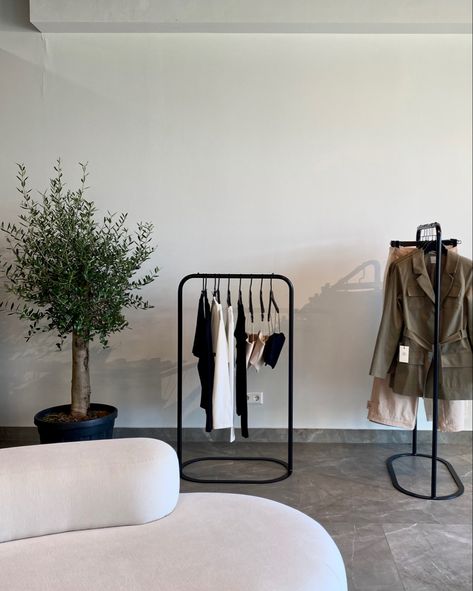 Minimal Clothing Store, Minimal Photography Studio, Small Store Ideas, Photo Studio Interior, Clothing Booth Display, Furniture Promo, Ruangan Studio, Minimalism Lifestyle, Sewing Room Organization