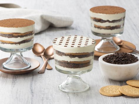 We gave classic tiramisu a Latin twist! This spectacular and creamy dessert is made with a good dose of cocoa and chocolate, coffee, rum, Kahlua and delicious GOYA® Maria Cookies. If you try it, we know you’ll love it Made with GOYA® Maria Cookies Cookie Tiramisu, Caramel Tartlets, Goya Recipe, Maria Cookies, Cookie Parfait, Cheese Desserts, Delicious Holiday Desserts, Rican Food, Crispy Cookies