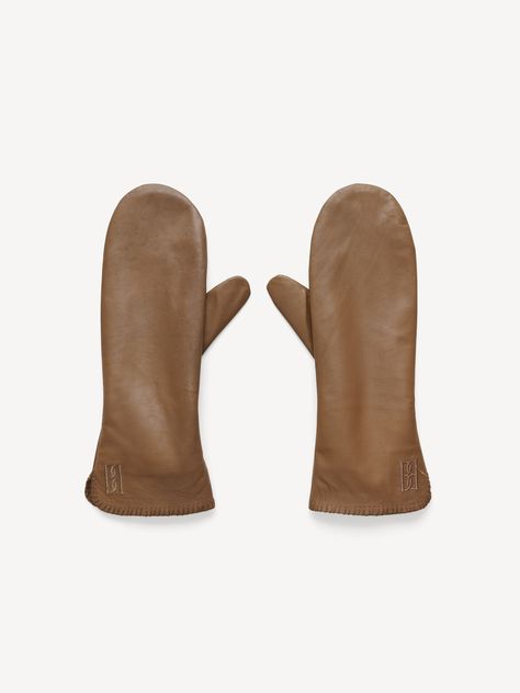 The Ginnyl leather mittens embody the ultimate timeless winter accessory. Shaped from buttery soft leather with an elastic band for a better fit, the design effortlessly combines warmth with ease. They will add relaxed charm to all your winter outerwear. Leather Mittens, Athleisure Essentials, Embroidered Monogram, Winter Outerwear, Wool Beanie, Sheep Leather, Athleisure Wear, Malene Birger, By Malene Birger