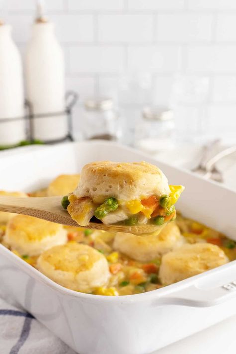 A good chicken pot pie is one of the most classic North American dinners there is. However, to make it a bit easier, why not learn how to make a simple and delicious chicken pot pie casserole instead? Deconstructed Chicken Pot Pie, Easy Chicken Pot Pie Casserole, Delicious Chicken Pot Pie, Best Chicken Pot Pie, Pot Pie Casserole, Southern Dinner, American Dinner, Chicken Pot Pie Casserole, Easy Chicken Pot Pie