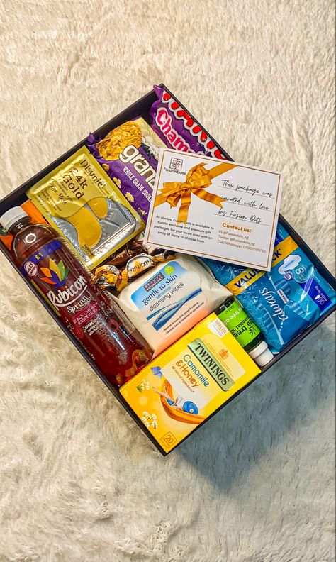 A gidt box containing care items to make gloomy period days easier Care Package Ideas Girlfriend, Period Care Package For Girlfriend, Period Package For Girlfriend, Period Box Ideas For Girlfriend, Girlfriend Care Package, Period Care Package, Period Package, Period Party, Bd Ideas