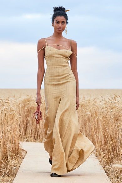 Jacquemus Spring 2021 Ready-to-Wear collection, runway looks, beauty, models, and reviews. Linen Gown, Almost Famous, Runway Collection, Fashion Mode, Mode Inspiration, Looks Vintage, A Dress, Primavera Estate, Daily Fashion