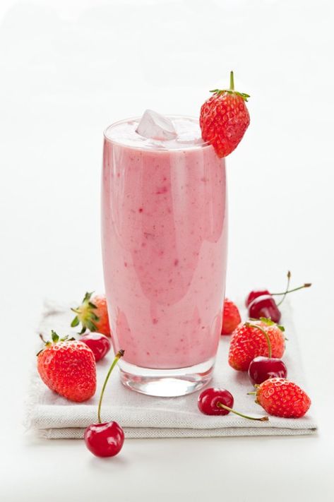 Strawberry Smoothie Recipe No Yogurt, Strawberry Yogurt Smoothie, Cherry And Strawberry, Nutribullet Smoothies, Smoothie Recipes With Yogurt, Yogurt Smoothie, Smoothie Recipes Strawberry, Nutribullet Recipes, Yogurt Smoothies