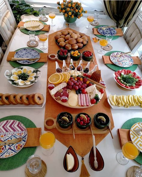 Breakfast Presentation, Party Food Buffet, Party Food Platters, Charcuterie And Cheese Board, Christmas Breakfast, Snacks Für Party, Buffet Food, Party Food Appetizers, Food Platters