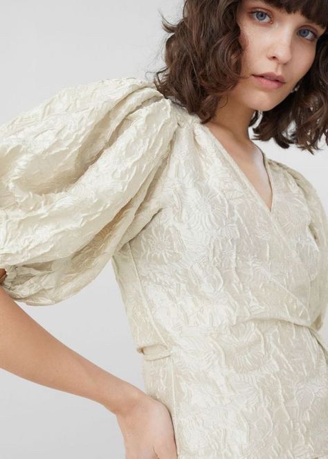 11 Genius Ways to Update Your Wardrobe Next Year on a Shoestring Budget White Wrap Blouse, Spring Runway, Jacquard Blouse, 70s Women, Basic Sweaters, Chic Blouses, Simply Chic, Update Your Wardrobe, Denim Trends