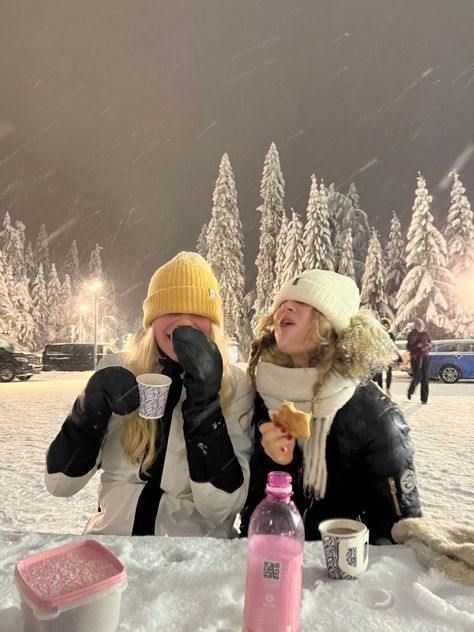 Friends In Winter, Romanticizing Winter, Bff Christmas, Snow Friends, Christmas Poses, New York City Christmas, Snow Couple, Friends Winter, Friends Ideas