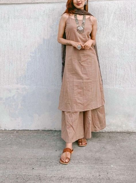 Beige Lehenga Simple, Indian Street Fashion, Kurta Ideas, Sarara Dress, Desi Fits, Kurti Sets, Simple Kurti Designs, Traditional Indian Dress, Casual Indian Fashion