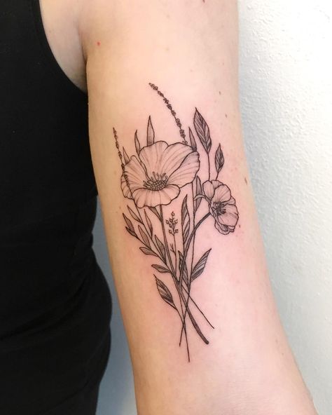 Liza Sie on Instagram: “Bouquet of poppies and lavender for the lovely @juliavanh1 Thanks for trusting me with your first tattoo and giving me all this creative…” Poppy Bouquet Tattoo, Flower Memorial Tattoo, Bouquet Of Poppies, Poppy Flower Tattoo, Dragon Tattoo Back Piece, Poppy Tattoo, Poppy Bouquet, Orchid Tattoo, Knuckle Tattoos