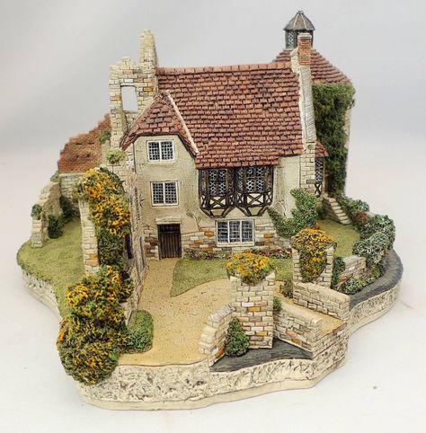 Tiny Castle Minecraft, Mini Castle House, Mini Castle, Tiny Castle, Scotney Castle, German Houses, Small Castles, Bookshelf Art, Lilliput Lane