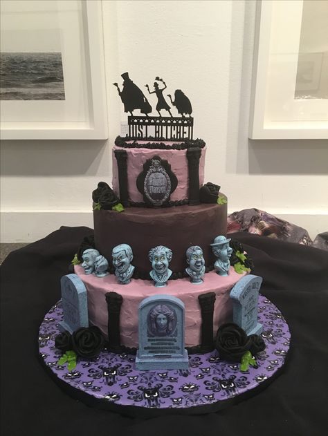 Not your typical wedding cake, but the happy couple requested a Disney Haunted Mansion cake The Haunted Mansion Disney, Haunted Mansion Cake Ideas, Haunted Mansion Cake Disney, Disney Haunted Mansion Birthday Party, Haunted Mansion Treats, Haunted Mansion Wedding Cake, Halloween Disney Wedding, Haunted Mansion Birthday Cake, Haunted Mansion Cupcakes