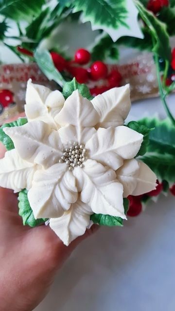 Poinsettia Cake Ideas, Christmas Buttercream Cupcakes, Buttercream Cookie Decorating, Poinsettia Cupcakes, Christmas Cupcake Designs, Cupcake Decorating Techniques, Buttercream Flowers Tutorial, Cupcake Flower Bouquets, Decorating Desserts