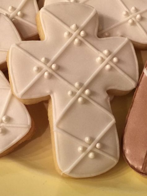 Baptism cookies. White Cross Cookies, Royal Icing Cross Cookies, Easter Cross Sugar Cookies Decorated, Easter Cross Cookies Decorated, Cross Royal Icing Cookies, Cross Sugar Cookies Decorated, Cross Cookies Decorated Royal Icing, Church Cookies Decorated, Communion Cookies Decorated