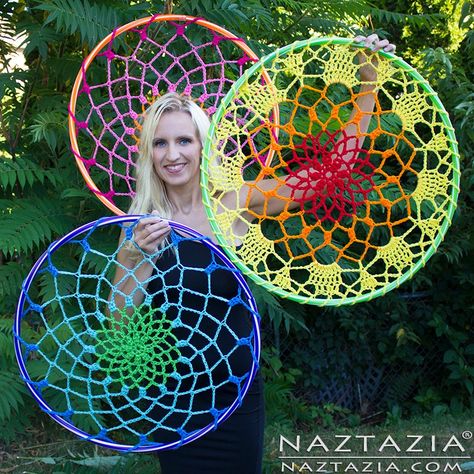 Crochet Mandala - Dream Catcher - Hula Hoop  These crocheted mandalas (or dream catchers!) are so much fun to make. These work great as indoor decorations - or - are awesome for outdoor yarn bombing fun. #dreamcatcher Crochet Dreamcatcher Pattern, Diy Dream Catcher Tutorial, Dream Catcher Patterns, Dream Catcher Tutorial, Crochet Dreamcatcher, Hoop Dreams, Mandalas Painting, Crochet Mandala Pattern, Dream Catcher Diy