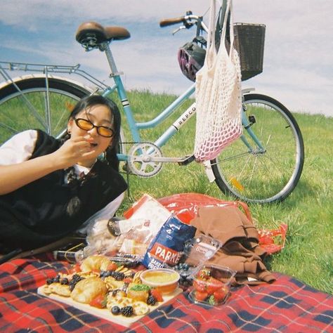 Picnic Film Photography, Vintage Picnic Aesthetic, Picnic Editorial, 90s Picnic, Friends Picnic Aesthetic, Summer Film Aesthetic, Food Poses, Picnic Aesthetic Friends, Activities Friends