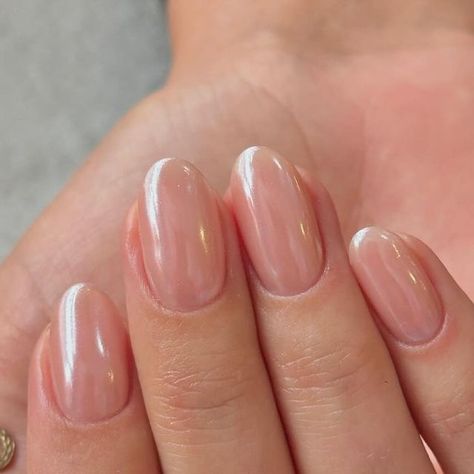 New Mom Manicure Nail Ideas, Bridal Simple Nails, Natural Chrome Nails Designs, Bridesmaid Nails Design, Natural Bride Nails, Wedding Chrome Nails For Bride, Classy Bride Nails, Bridemaid Nails Simple, Short Classy Wedding Nails