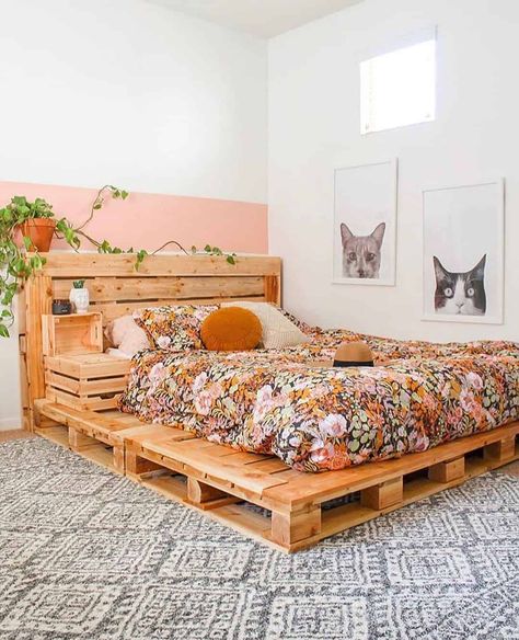 Diy Pallet Bed, Pallet Bed, Cat Faces, Dekorasi Kamar Tidur, Pallet Furniture Bedroom, Bohemian Bedroom Decor, Bedroom Decor Design, Dreamy Bedrooms, Teen Bedroom Decor