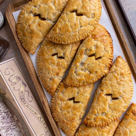 Harry Potter Pumpkin Pasties Harry Potter Desserts, Harry Potter Pumpkin, Pumpkin Pasties, Pie Dough Recipe, Hand Pie, The Wizarding World Of Harry Potter, Vegetables Recipes, Breakfast Drink, Sweet Pumpkin