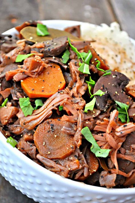 Red wine braised jackfruit made in a slow cooker! Fragrant, delicious and tastes just like vegan pot roast! Simple and amazing! Jackfruit Pot Roast Crockpot, Pot Roast Simple, Braised Jackfruit, Jackfruit Pot Roast, Vegan Pot Roast, Crockpot Pot Roast, Vegan Slow Cooker Recipes, Jackfruit Recipes, Vegan Slow Cooker