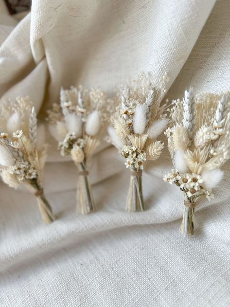 Boho Wedding Buttonholes, Traditional White Wedding, Mens Boutonniere, Wedding Badges, Button Holes Wedding, Dried Flowers Wedding, Floral Pins, Preserved Flowers, White Daisy