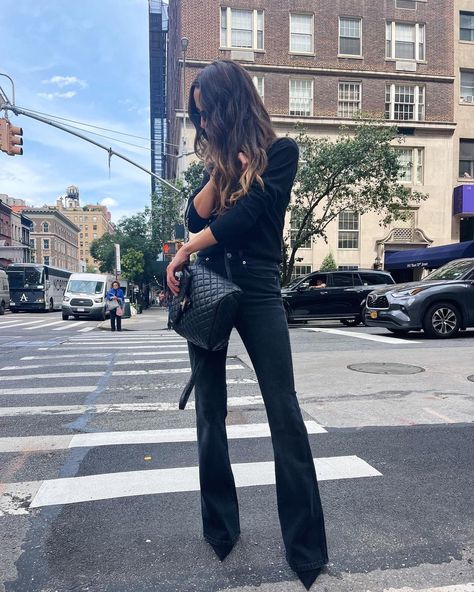 Flare Jeans Street Style, Black Flared Jeans Outfit, Arielle Charnas Style, Flare Jean Outfit, Outfit Trabajo, Bell Bottom Jeans Outfit, Black Flared Jeans, Arielle Charnas, Work Outfit Inspiration