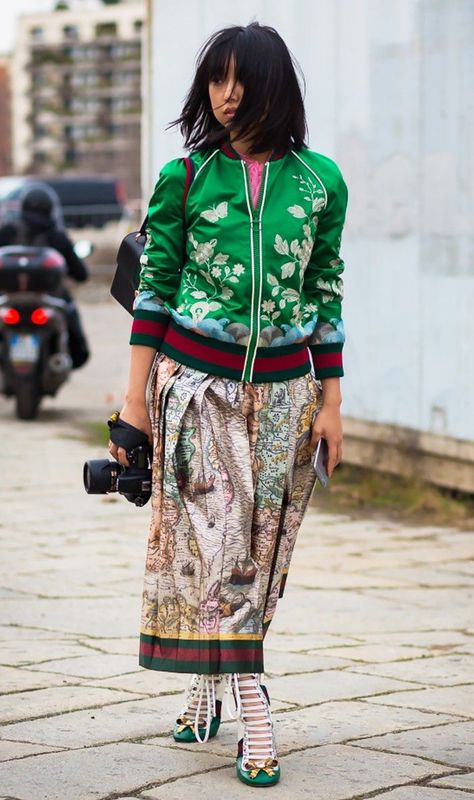 Margaret Zhang, Green Pleated Skirt, Printed Silk Skirt, Backless Loafers, Street Style 2016, Street Fashion Photography, Spring Street Style, Street Style Inspiration, Fashion Mode