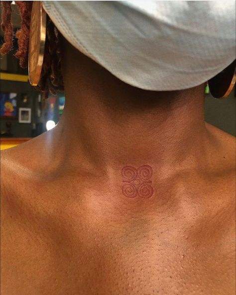 Red Tattoos On Dark Skin, Tattoos On Dark Skin, Dark Skin Tattoo, Spiral Tattoos, Browning Tattoo, African Tattoo, Tato Henna, Tasteful Tattoos, Tattoos For Black Skin