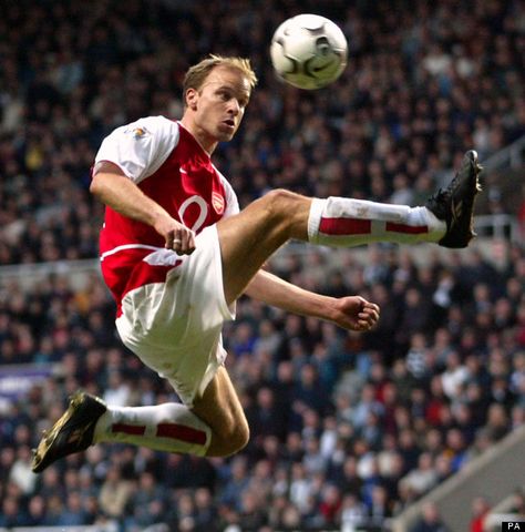 Dennis Bergkamp, Arsenal. The ball's control of a Dutch master. Coutinho Liverpool, Arsenal Pictures, Dennis Bergkamp, Bayer Munich, Sporting Legends, Johan Cruyff, Arsenal Players, Arsenal Football Club, Best Football Players