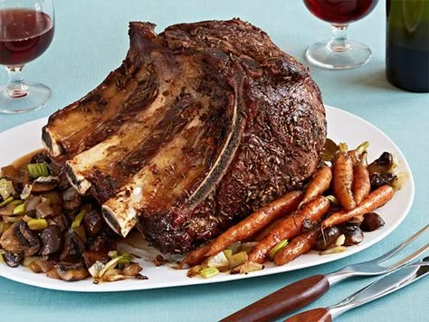 Get Standing Rib Roast Recipe from Food Network Prim Rib, Standing Rib Roast Recipe, Garlic Roast, Rib Roast Recipe, Standing Rib Roast, Prime Rib Roast, Xmas Dinner, Holiday Party Foods, Where's The Beef