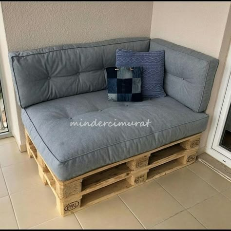 Balcon Mic, Staircase Designs, Diy Furniture Cheap, Pallet Furniture Designs, Diy Cushions, Couch Diy, Furniture Cleaner, Pallet Couch, Pallet Furniture Bedroom