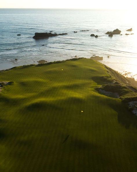 A golfer hit the most incredible hole-in-one with ... a putter Bandon Dunes Golf, Sheep Ranch, Bandon Oregon, Golf Digest, Wind Farm, Golf Trip, Amazing Video, Ends Of The Earth, Hole In One