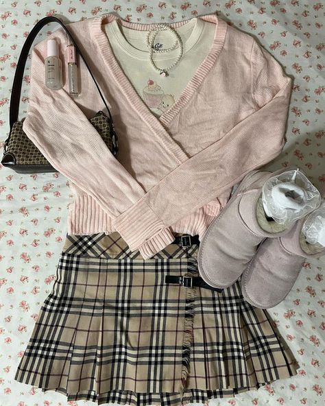 Pink Uggs Outfit, Ballerina Off Duty, Future Board, Pink Academia, Estilo Dark, Plaid Skirt Outfit, Dream Outfits, Beige Outfit, Uggs Outfit