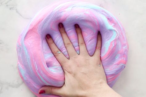 This fluffy slime recipe is easy and fun to make! No borax and made with contact solution and shaving cream. This recipe is the best fluffy slime recipe. Fluffy Slime Ingredients, Best Fluffy Slime Recipe, Fun Crafts For Teens, Fluffy Slime Recipe, Making Fluffy Slime, Diy Fluffy Slime, Diy Slime Recipe, Playdough Recipe, Glitter Slime