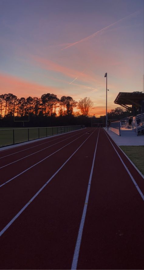 Running Sport Aesthetic, Track Field Photography, Cross Country Backgrounds, Sprinting Aesthetic, Aesthetic Track Pictures, Track Wallpaper Aesthetic, Long Jump Aesthetic, Track And Field Wallpaper, Running Wallpaper