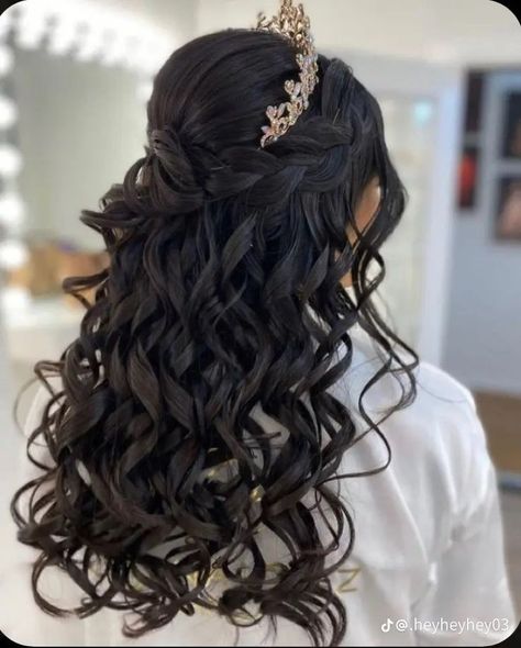 Dama Hairstyles Quinceanera, Quinceañera Hair, Hairstyles And Makeup, Sweet 16 Hairstyles, Quinceanera Makeup, Curled Hairstyles For Medium Hair, Quince Themes, Purple Quince, Quinceanera Pink