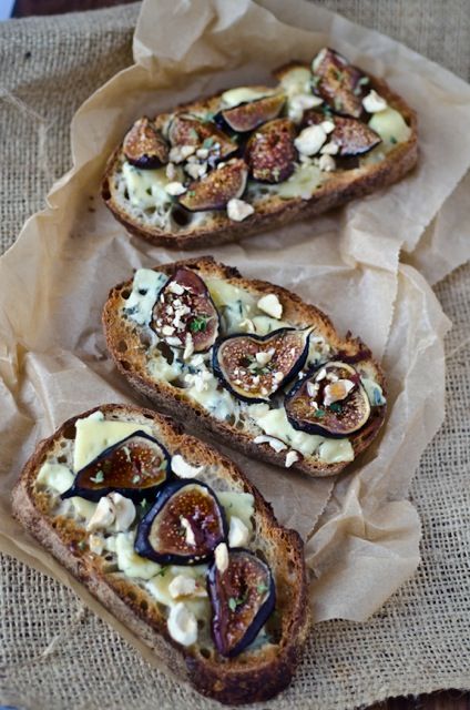 Figs With Blue Cheese, Fig Blue Cheese, Figs Blue Cheese, Cheese And Honey, Roasted Figs, Fig Recipes, Snacks Für Party, Sapphire Wedding, Gorgonzola