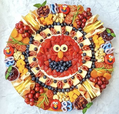 Elmo Charcuterie Board, Sesame Street Charcuterie Board, Food Serving Ideas Creative, Birthday Catering Ideas, Bunko Food, Kids Charcuterie, Childrens Party Food, Kids Desserts, Charcuterie Picnic