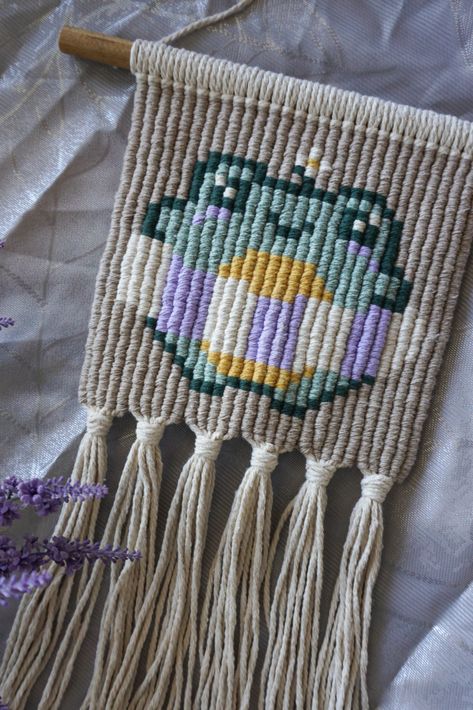 Cute frog macrame wall hanging pixel art perfect for kids room decor. Pixel Art For Kids, Frog Pixel Art, Art Frog, Frog Pattern, Cute Frog, Pixel Art Pattern, Boho Dekor, Cute Frogs, Kids Room Decor