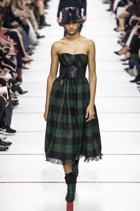 Vestiti moda Autunno Inverno 2019 2020: gli abiti tartan tendenza dalle sfilateelleitalia Fashion Show Ideas, Dior 2019, Show Ideas, Rami Al Ali, Teddy Girl, Tartan Fashion, Michael Cinco, Fall Runway, Teddy Boys