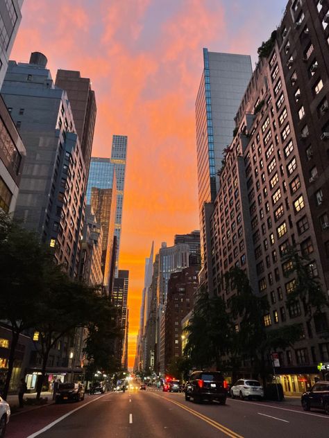 A beautiful sunset aligned with the buildings in nyc to show a full spectrum of beautiful colors and shades. Manhattan Henge, Manhattan Sunset, Newyork Manhattan, Identity Crisis, Nyc Skyline, Manhattan Skyline, New York Life, City Wallpaper, City Skyline