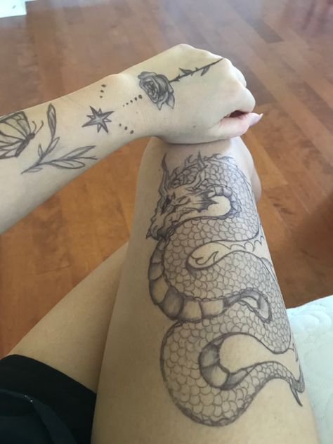 Pen Drawn Tattoos, Arm Drawing Tattoo, Drawing On Skin Ideas Pen, Drawings On Skin Pen, Drawing On Body With Pen, Pen Tatoos Ideas, Doodles On Skin, Pen Tattoo Ideas, Random Tattoos