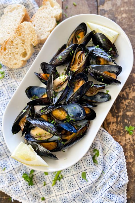 3 Spanish Seafood Tapas you Won´t be Able to Resist | Easy Recipes Spanish Dinner, Spanish Tapas Recipes, Amazing Food Photography, Chimichurri Recipe, Tapas Dishes, Tapas Recipes, Spanish Tapas, Cooking Seafood, Baked Fish