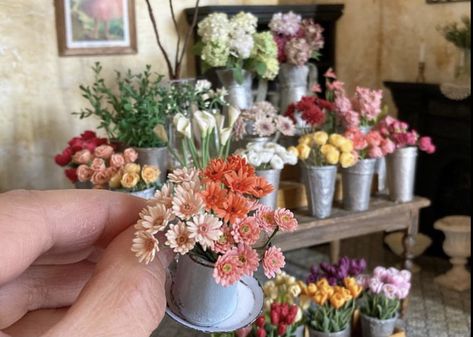 Dollhouse Flower Shop, Miniature Flower Shop, Colorful Dollhouse, Miniature Food Tutorials, Modern Dollhouse Furniture, Miniature Flowers, Mini Flowers, Diy Doll Miniatures, Paper Plants