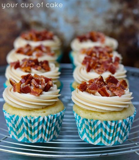 Maple Bacon Cupcakes - Your Cup of Cake Bacon Cupcakes Recipe, Maple Bacon Cupcakes, Bacon Cupcakes, Cake Mix Cupcakes, French Toast Muffins, Cupcake Decoration, Cupcakes Recipe, Maple Bacon, Köstliche Desserts