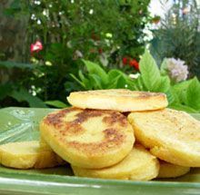 Nous, les Marseillais, avons quelques bonnes habitudes et, en particulier, celle d’aller prendre l’apéro sur le port de l’Estaque en dégustant des panisses chaudes. Kesako ? une spécialité locale à base de farine de pois chiches. La recette est... Yummy Healthy Snacks, Island Food, Le Port, Gluten Free Cakes, International Recipes, Finger Foods, Food Dishes, Street Food, Food Inspiration