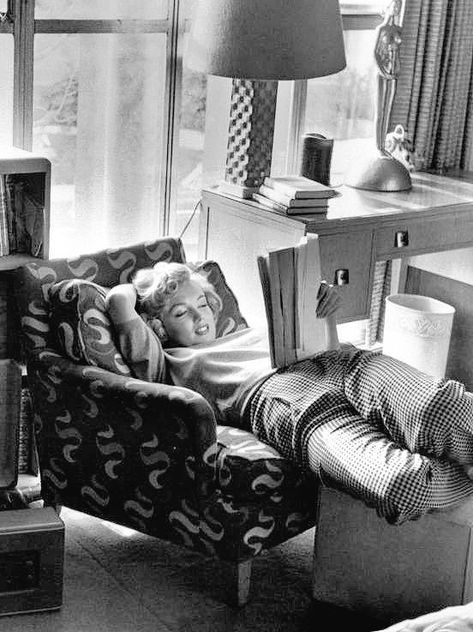 Marilyn Monroe Room, Marilyn Monroe Books, Marilyn Monroe Photos, Norma Jean, Norma Jeane, Woman Reading, Historical Pictures, Hollywood Celebrities, Fashion Sale